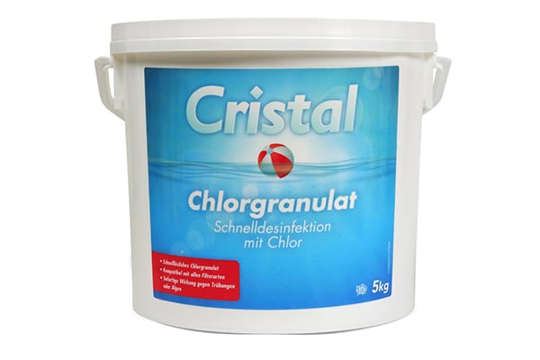 Cristal Chlorgranulat zur Schnelldesinfektion für alle Poolgrößen hebt den Chlorgehalt an und wirkt gegen Trübungen oder Algen.