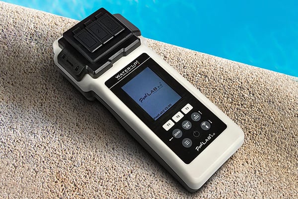 Schnelle und einfache Analyse der Wasserwerte im Pool mit dem PoolLab 2.0 Photometer 
