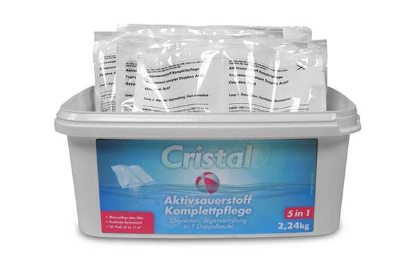 Die CRISTAL Aktivsauerstoff Komplettpflege bietet Ihnen eine chlorfreie Desinfektion, Algenverhütung, Klareffekt, pH-Pufferung und Härtestabilisation in vordosierten Doppel-Beuteln.
