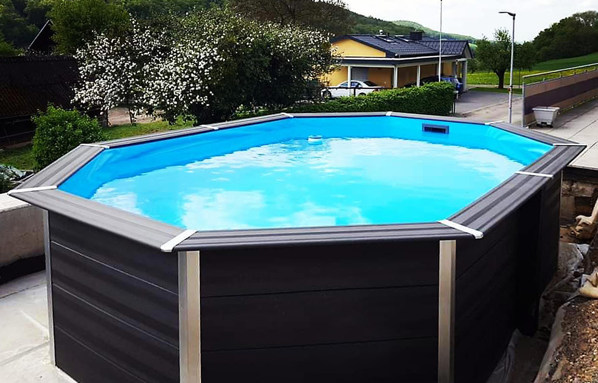 Blaue Folie Composite Pool befüllt mit Wasser