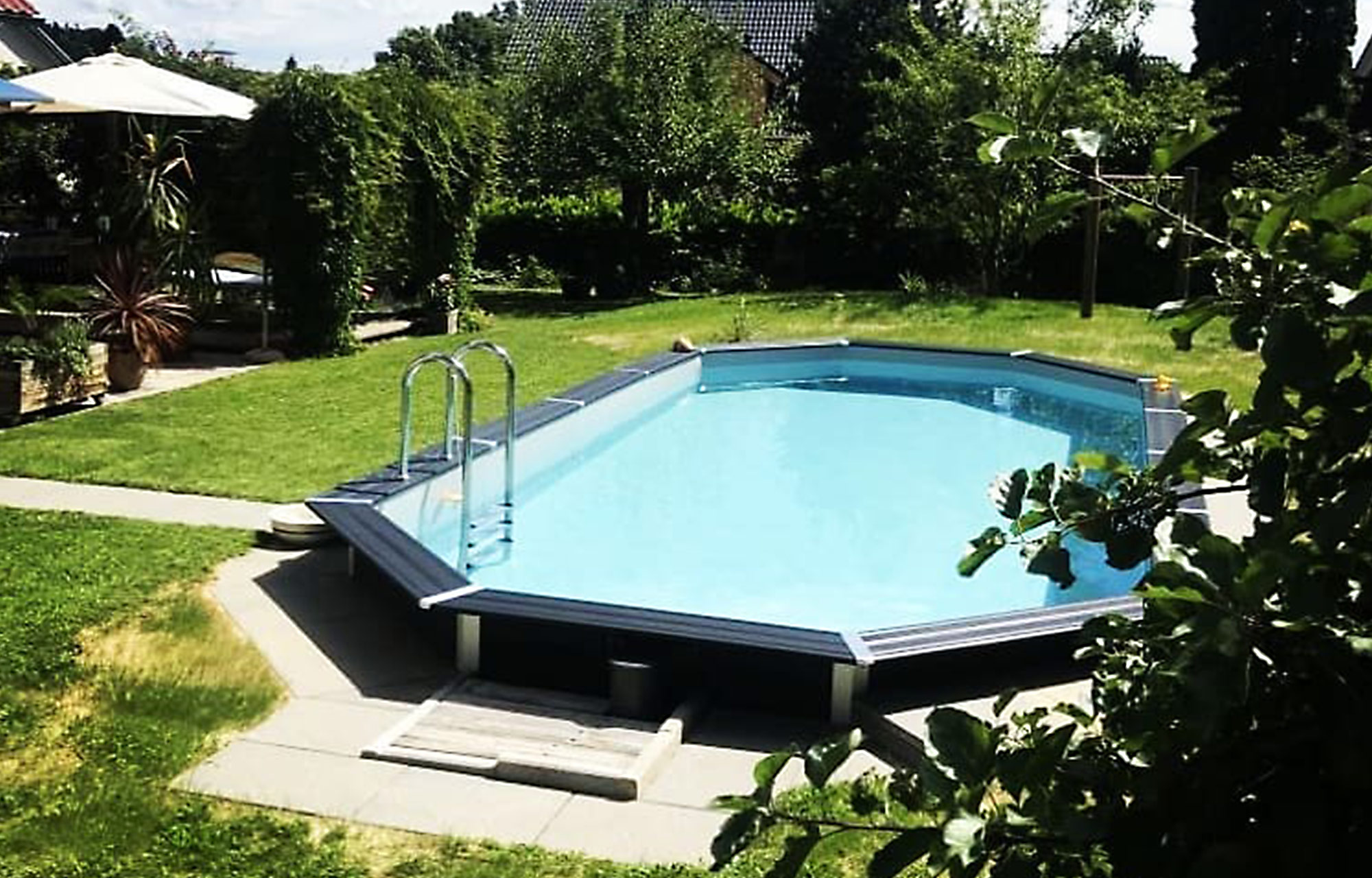 Composite Pool im Garten mit Gehweg